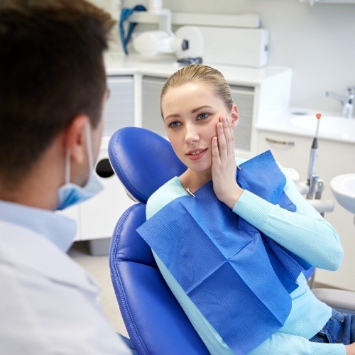 Young woman in pain before wisdom tooth extractions